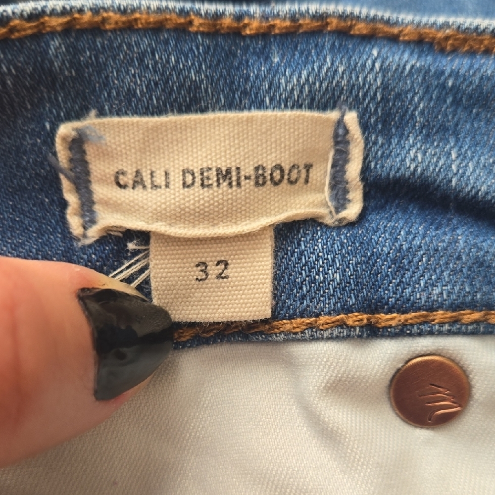 Universal Thread Distressed Blue Cropped Jeans - image 7